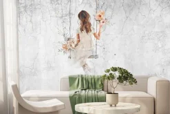 Fototapeta: Dziewczynka na huśtawce z kwiatami i efektem betonu w tle