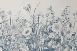 Fototapeta: Dzika łąka z polnymi kwiatami na jasnym tle