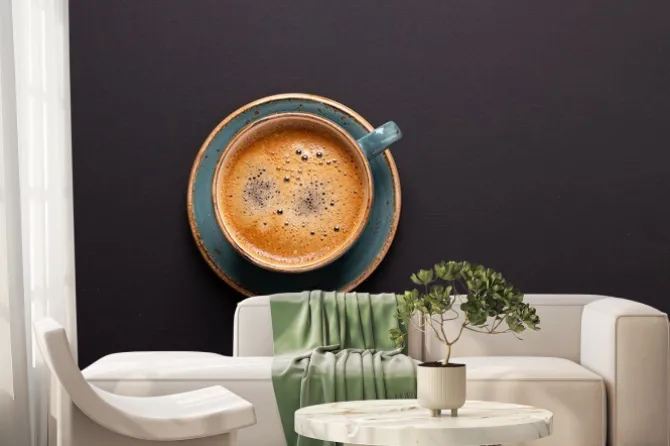 Fototapeta: Filiżanka kawy na czarnym tle. skopiuj miejsce. widok z góry.