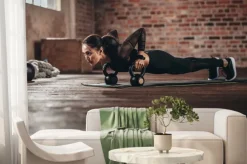 Fototapeta: Fit kobieta robi intensywny trening podstawowy w siłowni