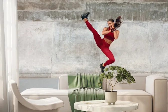 Fototapeta: Fitness girl kicking. full-length portrait of sporty woman with