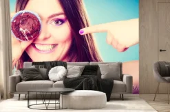 Fototapeta: Funny kobieta trzyma w ręku tort obejmujące jej oko