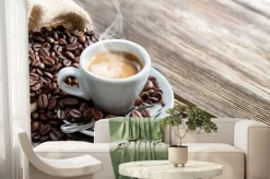 Fototapeta: Gorące espresso i rozsypane ziarna kawy na drewnianym stole