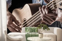 Fototapeta: Grając na basie ukulele