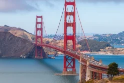 Fototapeta: Górski krajobraz z czerwonym mostem