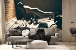 Fototapeta: Guy wciśnięty do podłogi w sali gimnastycznej na dachu