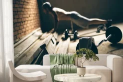 Fototapeta: Guy wciśnięty do podłogi w sali gimnastycznej na dachu