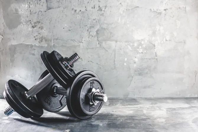 Fototapeta: Hantle ciężary na betonowym tle
