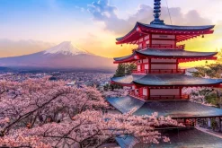 Fototapeta: Japoński dom na tle gór i zachodu słońca