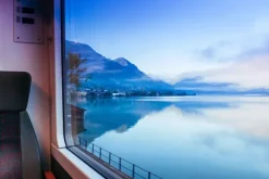 Fototapeta: Jezioro w szwajcarii widok przez okno pociągu
