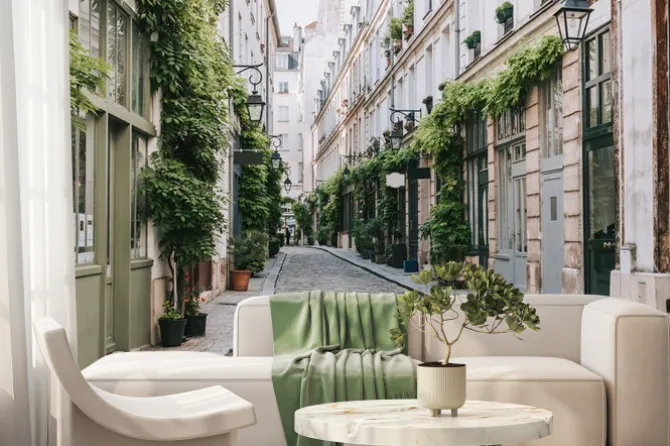 Fototapeta: Kamienica w paryżu pokryta zielonym bluszczem