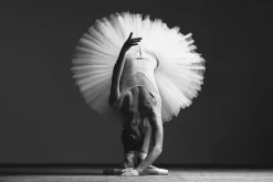 Fototapeta: Klasyczny czarno-biały portret młodej baletnicy
