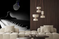 Fototapeta: Klawisze fortepianu na czarnym fortepianie z mikrofonem