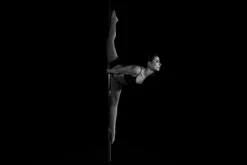 Fototapeta: Kobieta robiąca szpagat na rurze