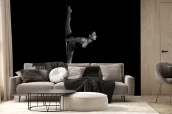 Fototapeta: Kobieta robiąca szpagat na rurze