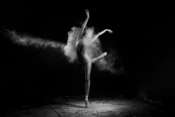 Fototapeta: Kobieta tańcząca balet na czarnym tle