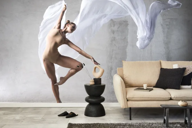 Fototapeta: Kobieta tańcząca balet na betonowym tle