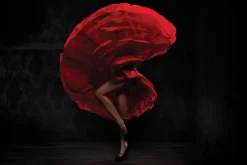 Fototapeta: Kobieta w czerwonej sukni w ruchu flamenco artystyczny motyw