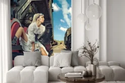 Fototapeta: Kobieta w zabytkowe sukienka siedzi na koła lokomotywy.