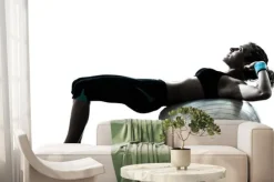 Fototapeta: Kobieta wykonywania przydatności treningu piłka