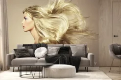 Fototapeta: Kobieta z blond włosami powiewającymi na wietrz