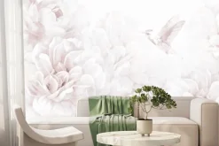 Fototapeta: Koliber wśród pastelowych kwiatów piwonii