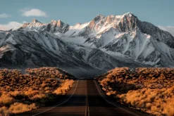 Fototapeta: Krajobraz droga na tle ośnieżonych szczytów górskich
