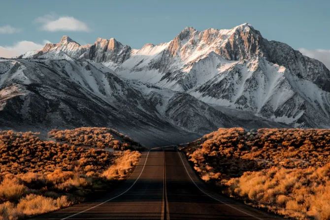 Fototapeta: Krajobraz droga na tle ośnieżonych szczytów górskich