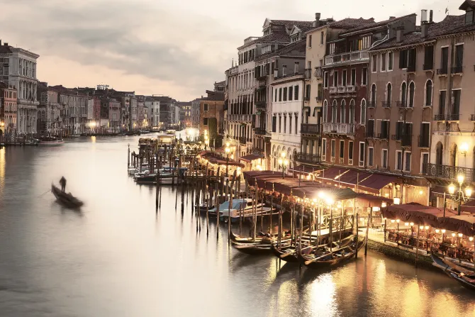 Fototapeta: Krajobraz kanałów we wenecji o zmroku