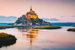 Fototapeta: Krajobraz z zamkiem na tle zachodu słońca