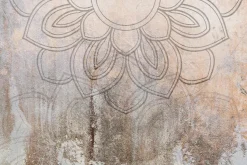 Fototapeta: Kwiat na betonie ze złotym zdobieniem