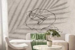 Fototapeta: Leżąca kobieta na tle liścia palmowego