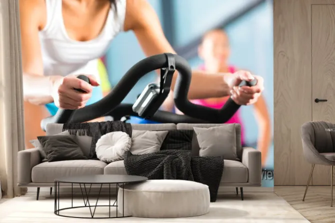 Fototapeta: Leute beim spinning in einem fitnessstudio