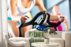 Fototapeta: Leute beim spinning in einem fitnessstudio