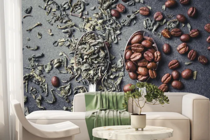 Fototapeta: Liście zielonej herbaty i ziarna kawy na łyżkach metalowych.