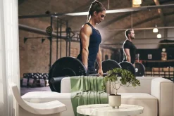 Fototapeta: Ludzie dźwigający ciężar na sztandze