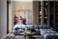 Fototapeta: Malowane gondole na wodzie z zachodem słońca