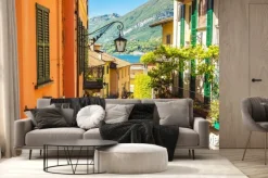 Fototapeta: Malownicza i kolorowa ulica starego miasta w włoskim mieście