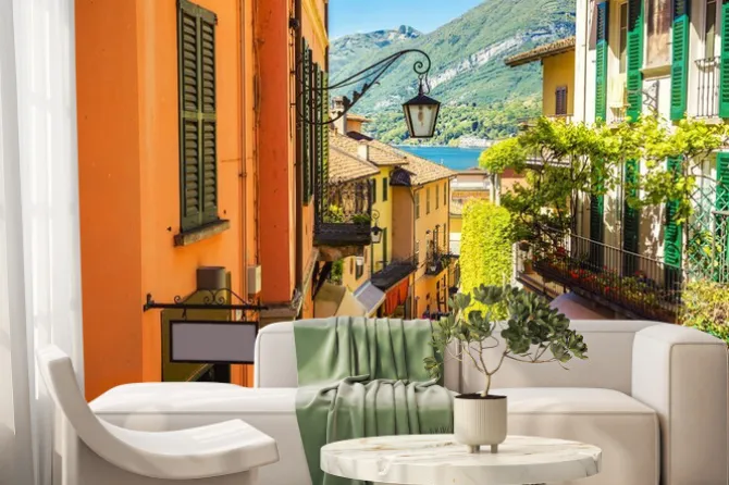 Fototapeta: Malownicza i kolorowa ulica starego miasta w włoskim mieście