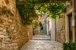 Fototapeta: Malownicza uliczka ze schodami w dubrowniku