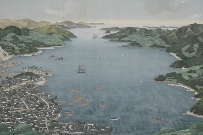 Fototapeta: Malownicze miasteczko nad morzem z górami w tle