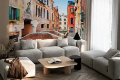 Fototapeta: Malowniczy kanał z mostem otoczony kamienicami