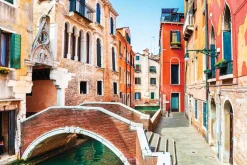 Fototapeta: Malowniczy kanał z mostem otoczony kamienicami