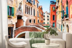 Fototapeta: Malowniczy kanał z mostem otoczony kamienicami