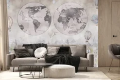 Fototapeta: Mapa świata i kolorowe balony nad akwarelowym miasteczkiem