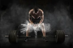 Fototapeta: Mężczyzna przygotowuje się do treningu