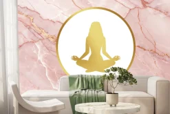 Fototapeta: Medytująca kobieta na różowym marmurze