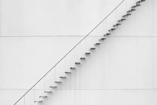 Fototapeta: Metalowe delikatne schody przy białej ścianie