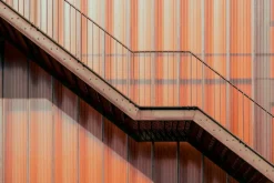 Fototapeta: Metalowe schody na tle budynku