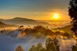 Fototapeta: Mgła w górach przy wschodzie słońca
